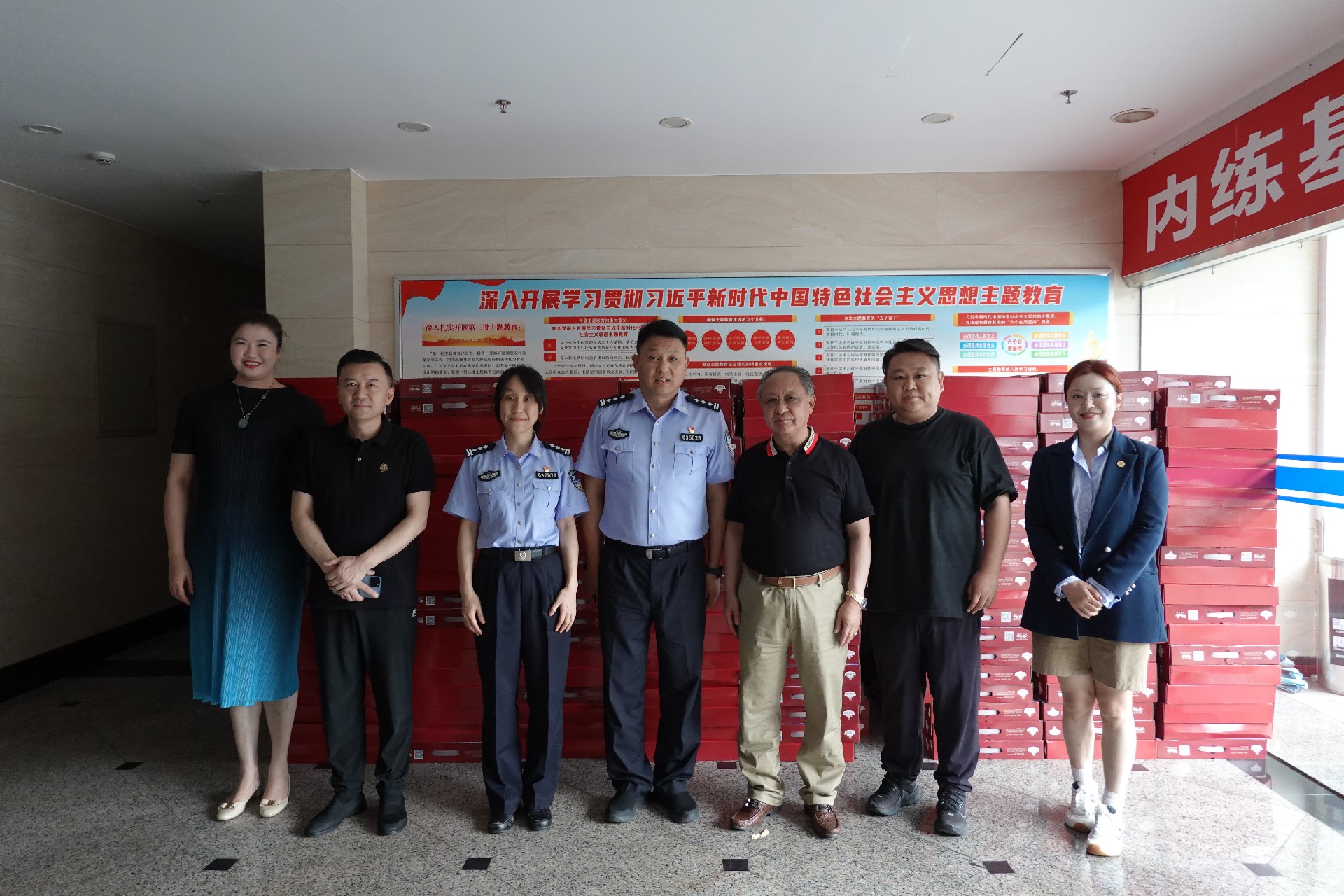 慰問上海市公安局虹口分局交警支隊(duì).jpg